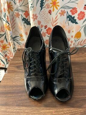 Women’s Black Peep Toe Patent Leather Lace Up Stiletto Heels Size 9M Clarisse
